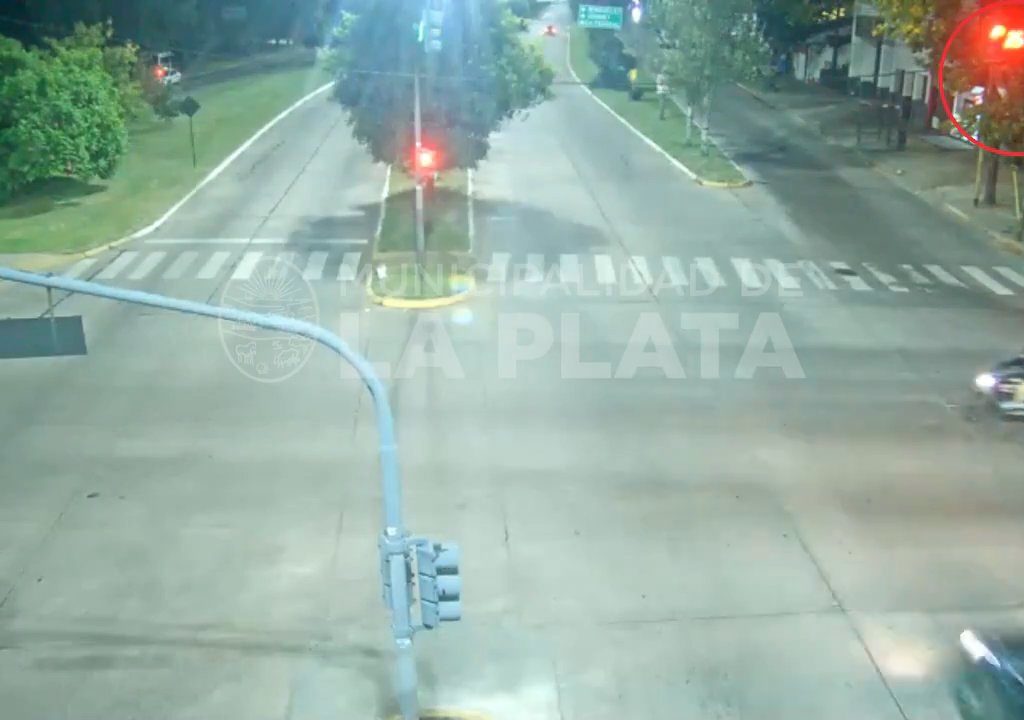 Fanático de "Rápidos y Furiosos" se pasa un semáforo en rojo y mata a un motociclista: impactante video