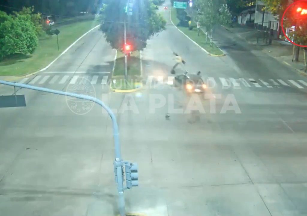 Fanático de "Rápidos y Furiosos" se pasa un semáforo en rojo y mata a un motociclista: impactante video