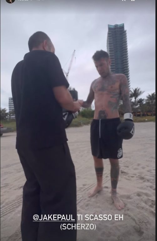 Fedez en Miami se divierte en un club de striptease: y sus hijos