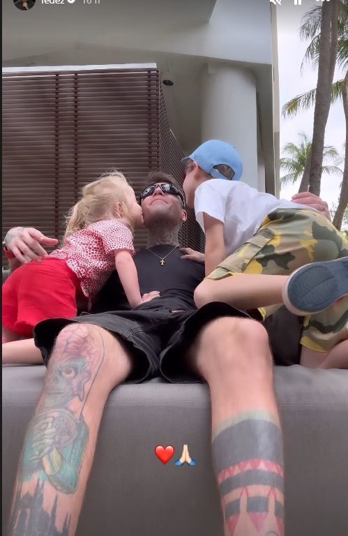 Fedez a Miami folleggia in uno strip club: e i figli