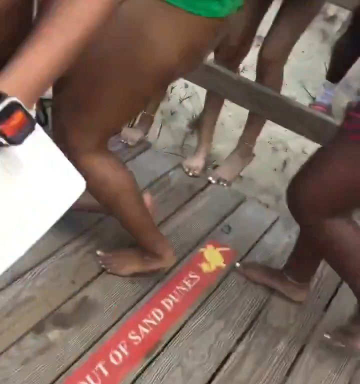 Fiesta en la playa degenera, pelea entre mujeres con los pechos desnudos: video viral