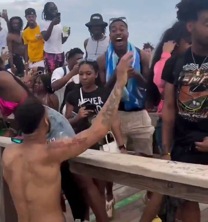 Fiesta en la playa degenera, pelea entre mujeres con los pechos desnudos: video viral