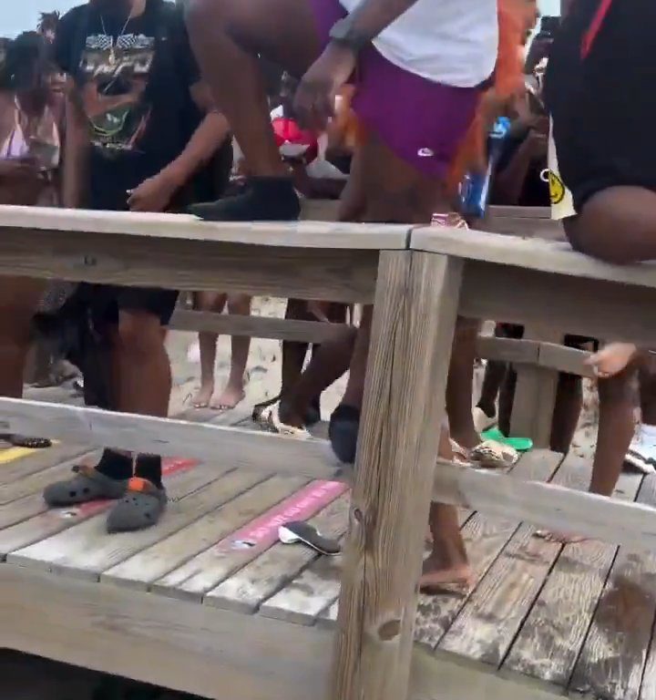 Beach party dégénère, bagarre entre femmes seins nus : vidéo virale