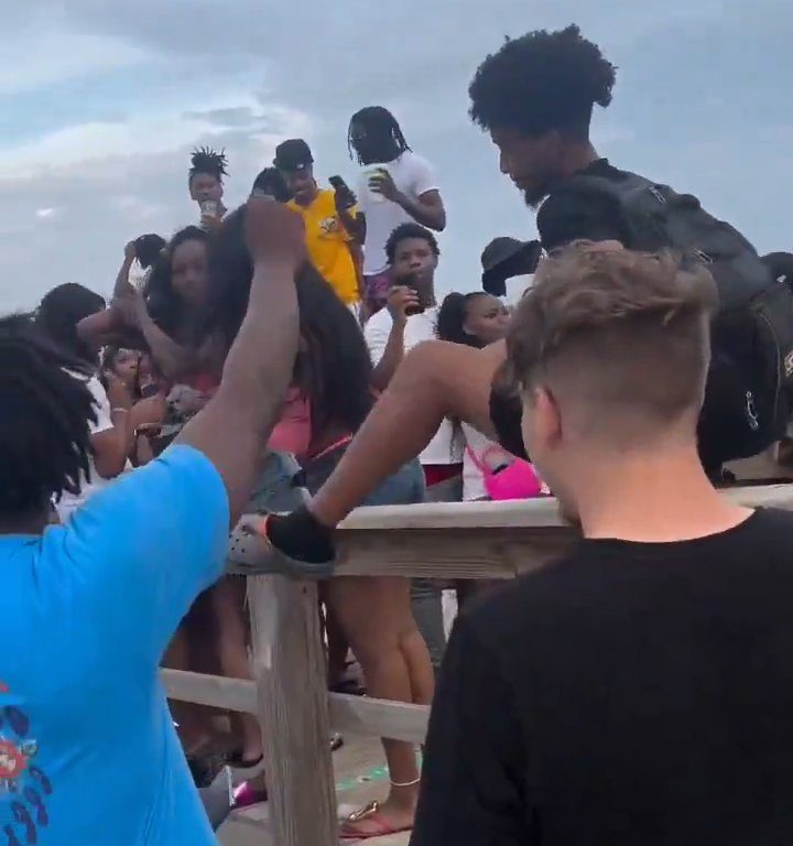 Beach party dégénère, bagarre entre femmes seins nus : vidéo virale