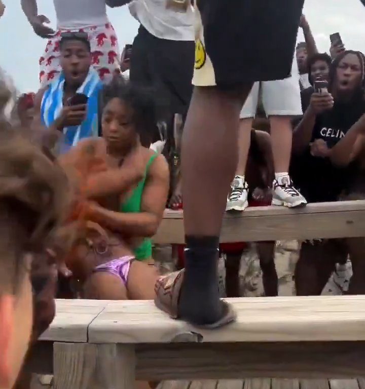 Fiesta en la playa degenera, pelea entre mujeres con los pechos desnudos: video viral