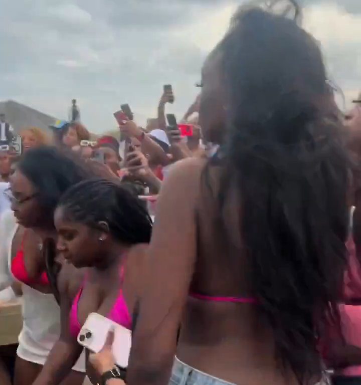 Fiesta en la playa degenera, pelea entre mujeres con los pechos desnudos: video viral