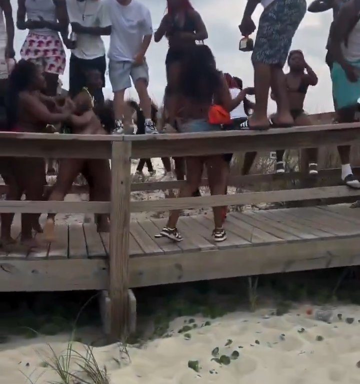 Fiesta en la playa degenera, pelea entre mujeres con los pechos desnudos: video viral