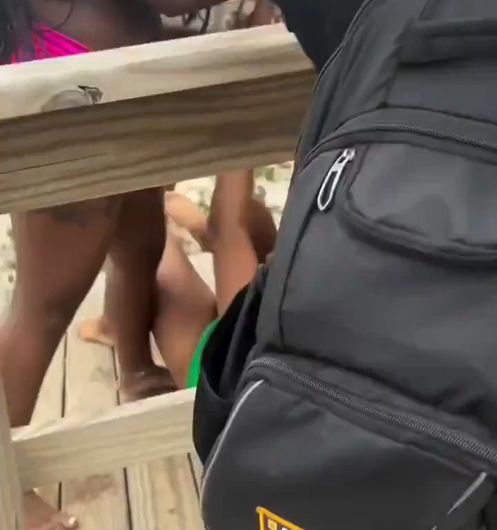 Fiesta en la playa degenera, pelea entre mujeres con los pechos desnudos: video viral