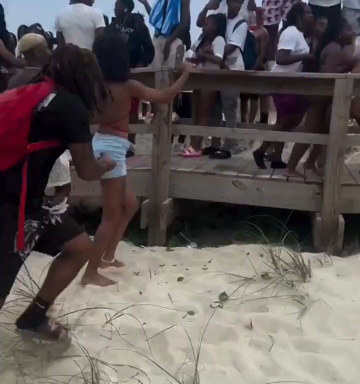 Fiesta en la playa degenera, pelea entre mujeres con los pechos desnudos: video viral