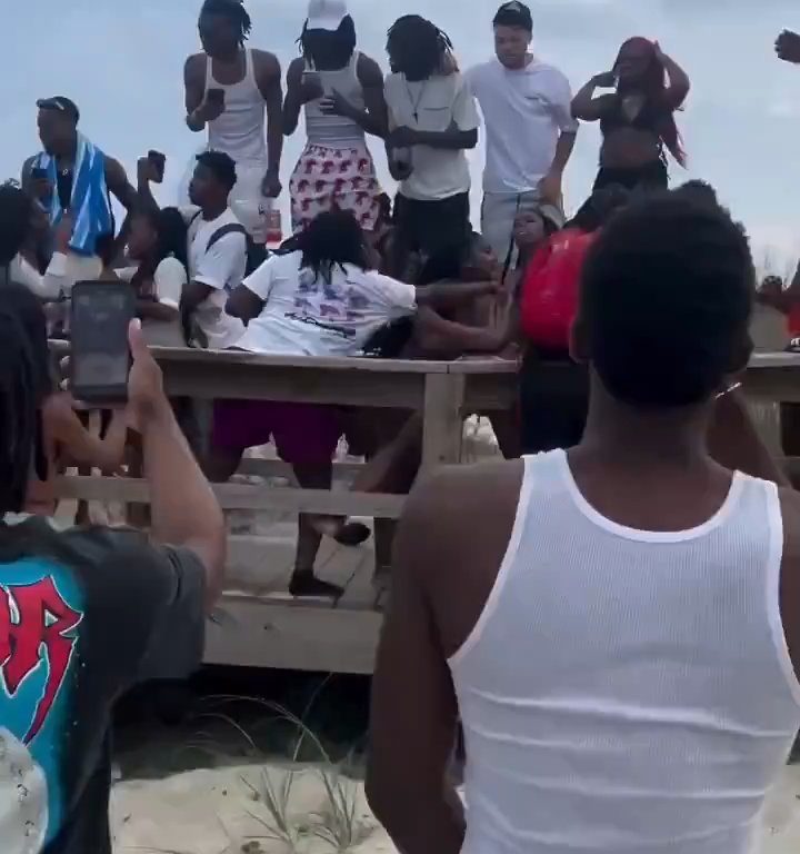 Fiesta en la playa degenera, pelea entre mujeres con los pechos desnudos: video viral