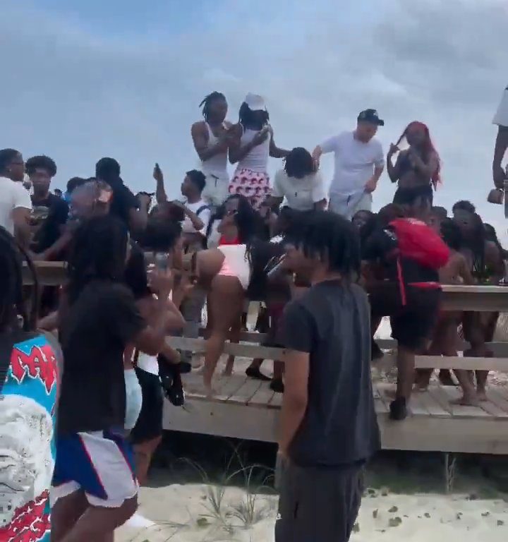 Fiesta en la playa degenera, pelea entre mujeres con los pechos desnudos: video viral