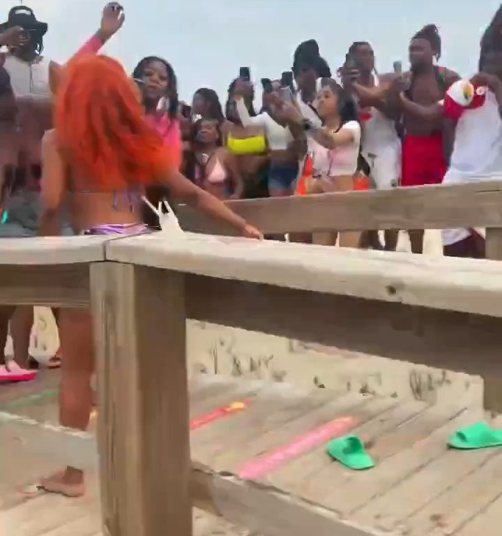 Beach party dégénère, bagarre entre femmes seins nus : vidéo virale