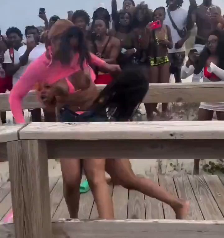 Beach party dégénère, bagarre entre femmes seins nus : vidéo virale