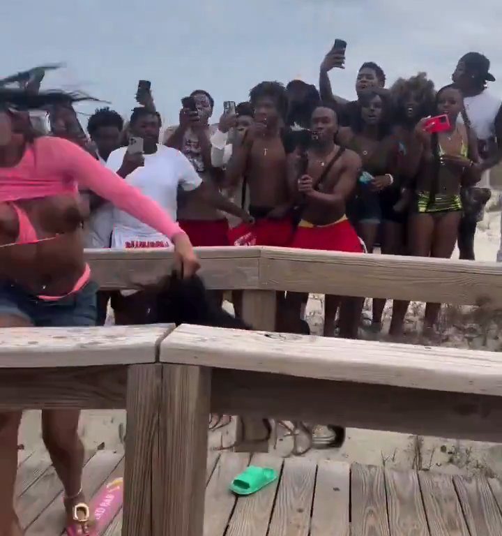 Fiesta en la playa degenera, pelea entre mujeres con los pechos desnudos: video viral