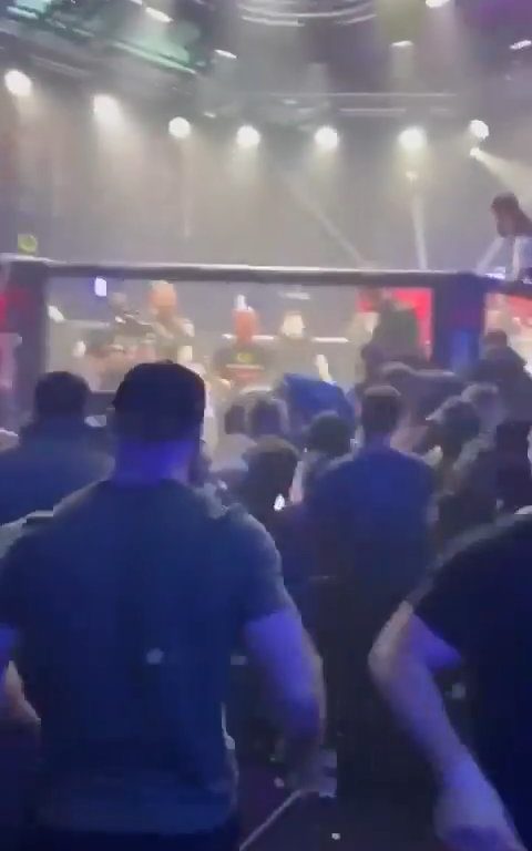 patea el trasero de una chica en el ring: masacrada por el público