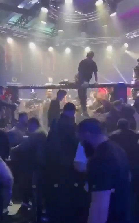 patea el trasero de una chica en el ring: masacrada por el público