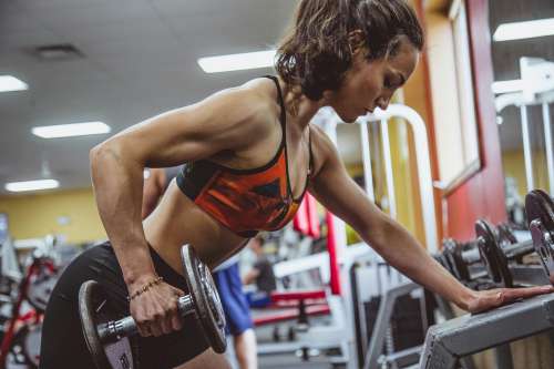 Se hace pasar por trans para lucir su pene en las duchas de mujeres del gimnasio