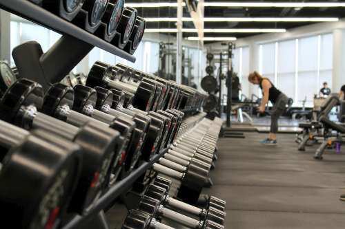 Se hace pasar por trans para lucir su pene en las duchas de mujeres del gimnasio