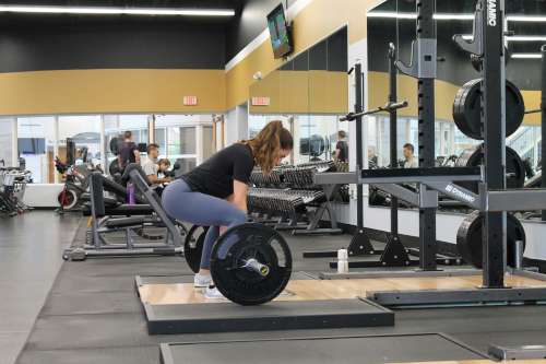 Se hace pasar por trans para lucir su pene en las duchas de mujeres del gimnasio