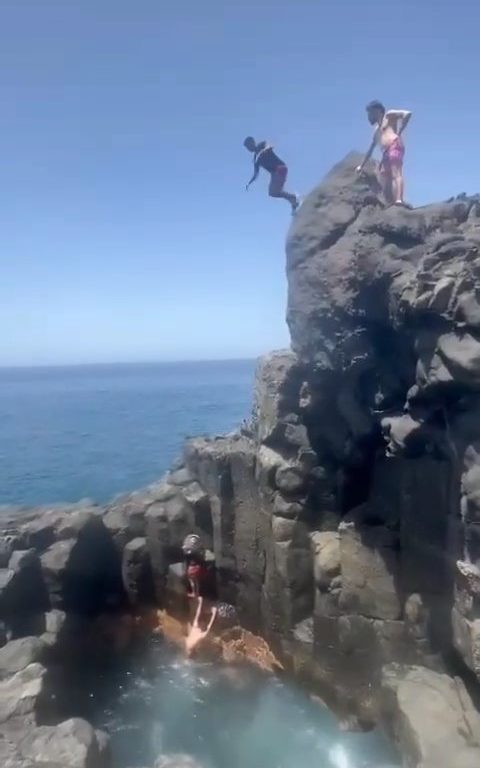 Follia a Tenerife, turista si tuffa in grotta e finisce sugli scogli: video