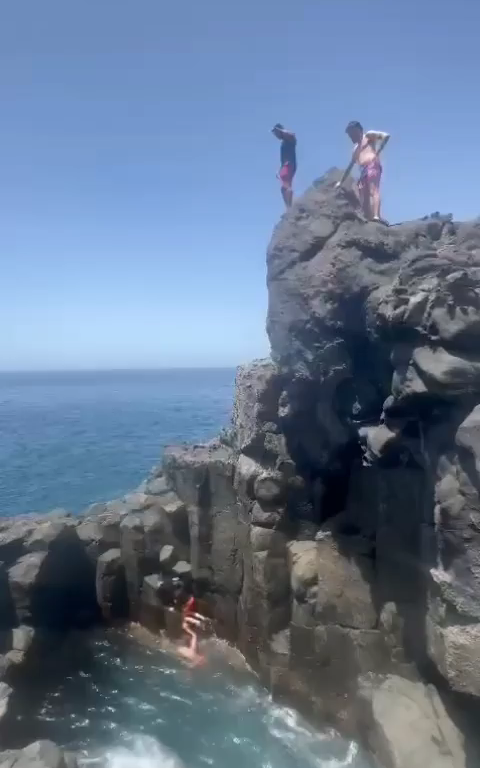 Follia a Tenerife, turista si tuffa in grotta e finisce sugli scogli: video