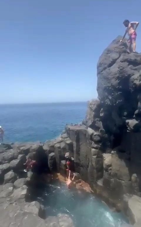 Follia a Tenerife, turista si tuffa in grotta e finisce sugli scogli: video