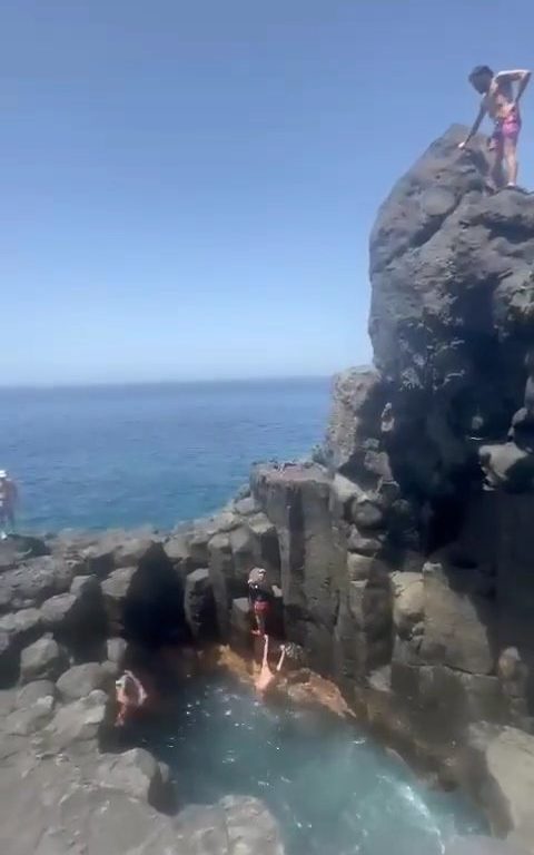 Follia a Tenerife, turista si tuffa in grotta e finisce sugli scogli: video