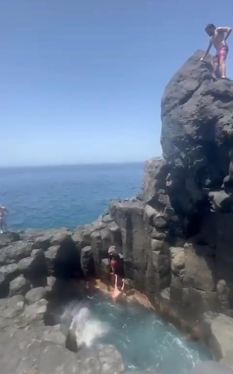 Follia a Tenerife, turista si tuffa in grotta e finisce sugli scogli: video