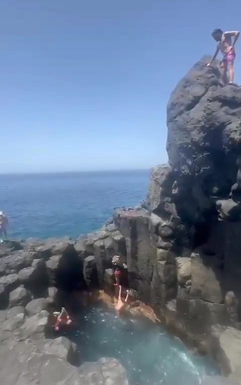 Follia a Tenerife, turista si tuffa in grotta e finisce sugli scogli: video