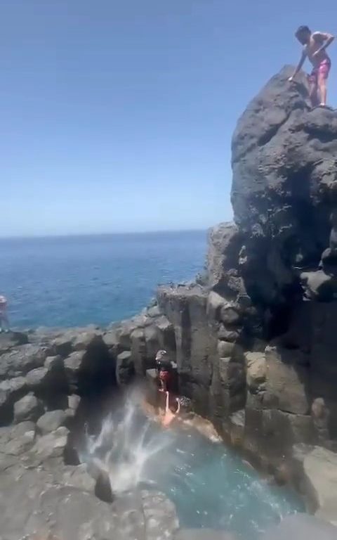 Wahnsinn auf Teneriffa, Tourist taucht in Höhle und landet auf Felsen: Video