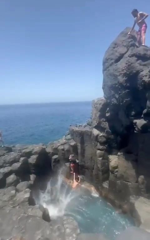 Locura en Tenerife, turista se sumerge en cueva y termina en rocas: vídeo