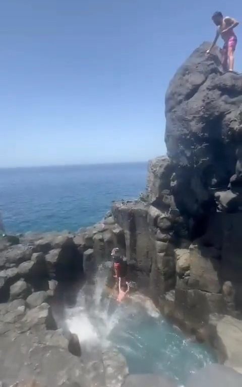 Follia a Tenerife, turista si tuffa in grotta e finisce sugli scogli: video