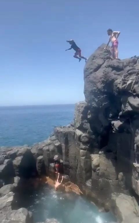 Wahnsinn auf Teneriffa, Tourist taucht in Höhle und landet auf Felsen: Video