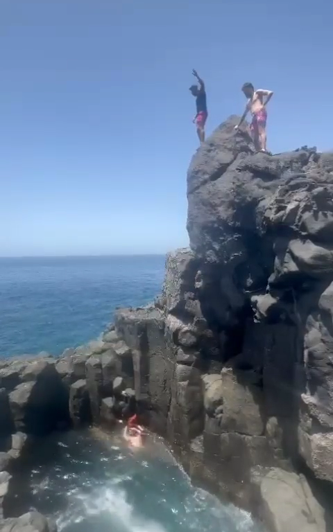 Follia a Tenerife, turista si tuffa in grotta e finisce sugli scogli: video