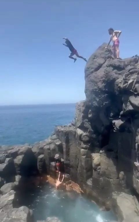 Follia a Tenerife, turista si tuffa in grotta e finisce sugli scogli: video