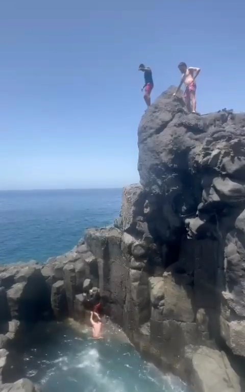 Follia a Tenerife, turista si tuffa in grotta e finisce sugli scogli: video