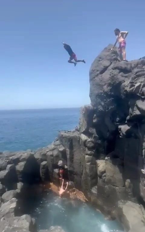 Follia a Tenerife, turista si tuffa in grotta e finisce sugli scogli: video