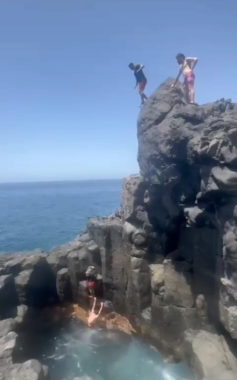 Follia a Tenerife, turista si tuffa in grotta e finisce sugli scogli: video