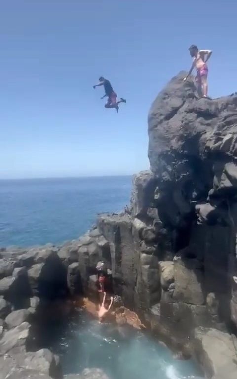 Wahnsinn auf Teneriffa, Tourist taucht in Höhle und landet auf Felsen: Video