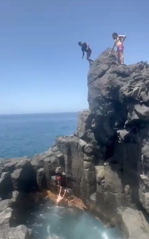 Follia a Tenerife, turista si tuffa in grotta e finisce sugli scogli: video