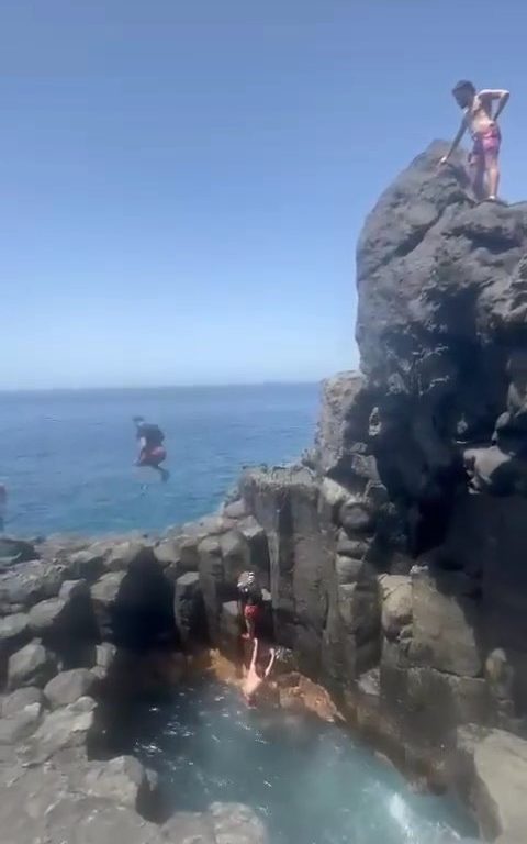 Wahnsinn auf Teneriffa, Tourist taucht in Höhle und landet auf Felsen: Video