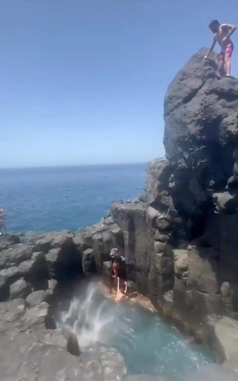 Follia a Tenerife, turista si tuffa in grotta e finisce sugli scogli: video