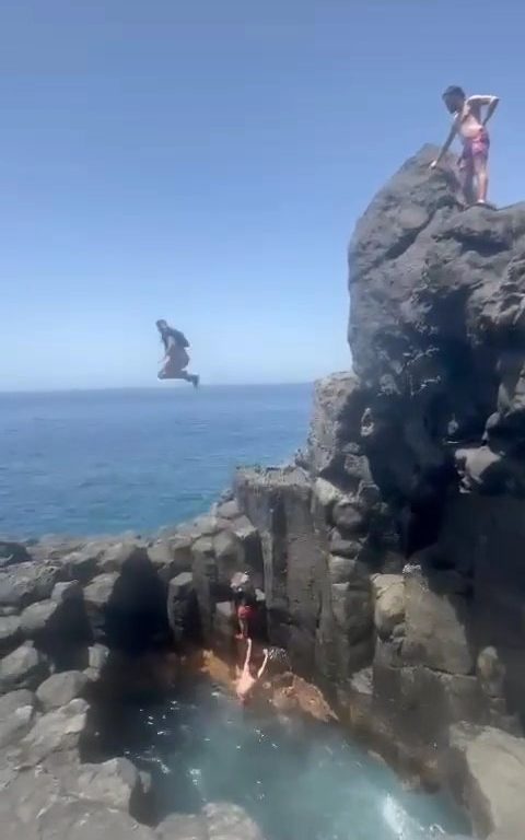 Follia a Tenerife, turista si tuffa in grotta e finisce sugli scogli: video