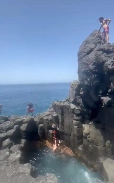 Follia a Tenerife, turista si tuffa in grotta e finisce sugli scogli: video