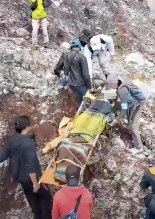 Fotografa moglie su albero, lei cade in vulcano attivo: morta