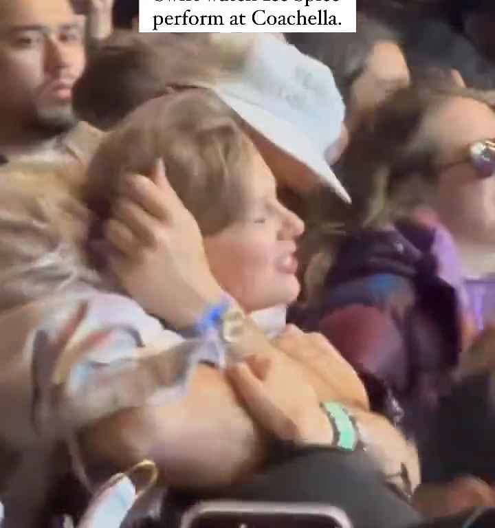 Le fougueux Travis Kelce embrasse furieusement Taylor Swift à Coachella 2024