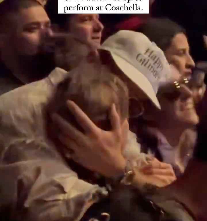 Le fougueux Travis Kelce embrasse furieusement Taylor Swift à Coachella 2024