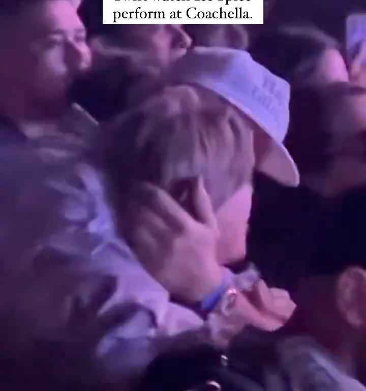 Le fougueux Travis Kelce embrasse furieusement Taylor Swift à Coachella 2024