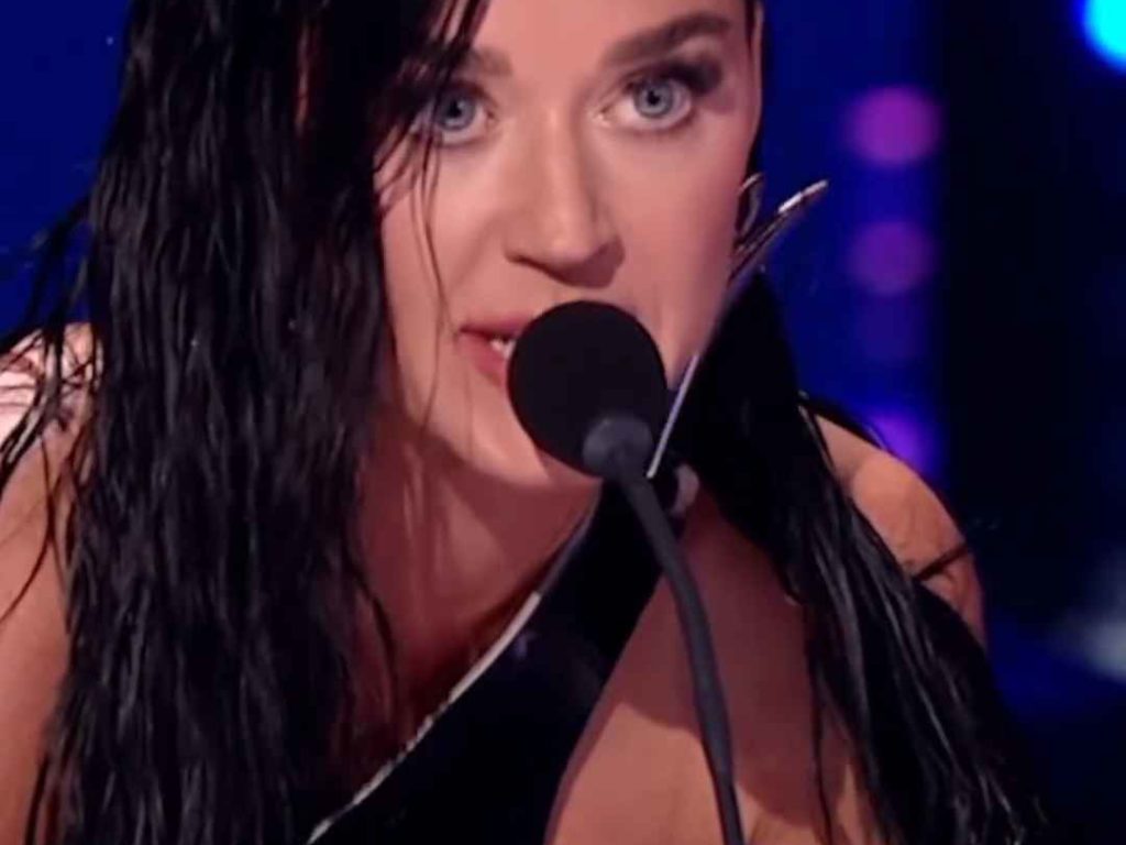 Katy Perry rischia di rimanere poppe al vento in diretta tv ma lei ci ride su