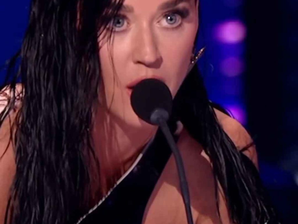 Katy Perry rischia di rimanere poppe al vento in diretta tv ma lei ci ride su